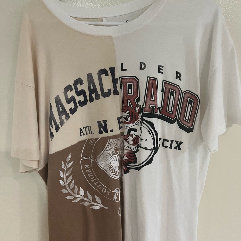 hollister graphic tee size medium